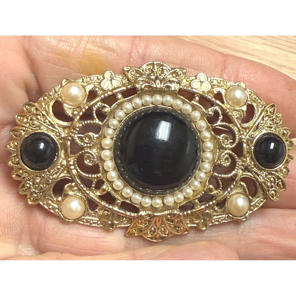 Vintage Gold Tone Filigree Black Cabochon Faux Pearl Oval Brooch Pin - Picture 4 of 6